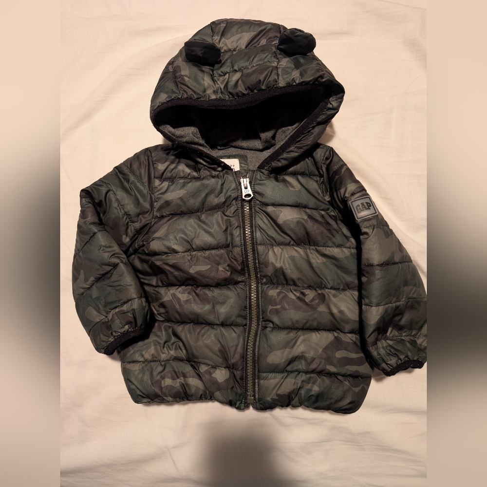 3/$20💲GAP Kids Camo Puffer Jacket 18-24 Months